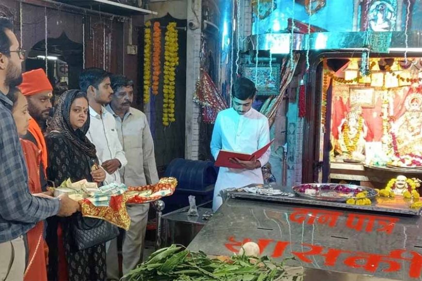 शहर के माणकचौक स्थित प्रसिद्ध महालक्ष्मी मंदिर में नोटों से सजावट शुरू, सामग्री लेकर पहुंचे श्रृद्धालु