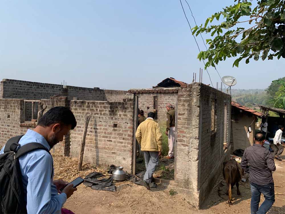 एक सनकी युवक ने पारिवारिक विवाद में अपनी पत्नी व दोनों बच्चों पर कुल्हाड़ी से हमला किया, दोनों बेटों की मौत