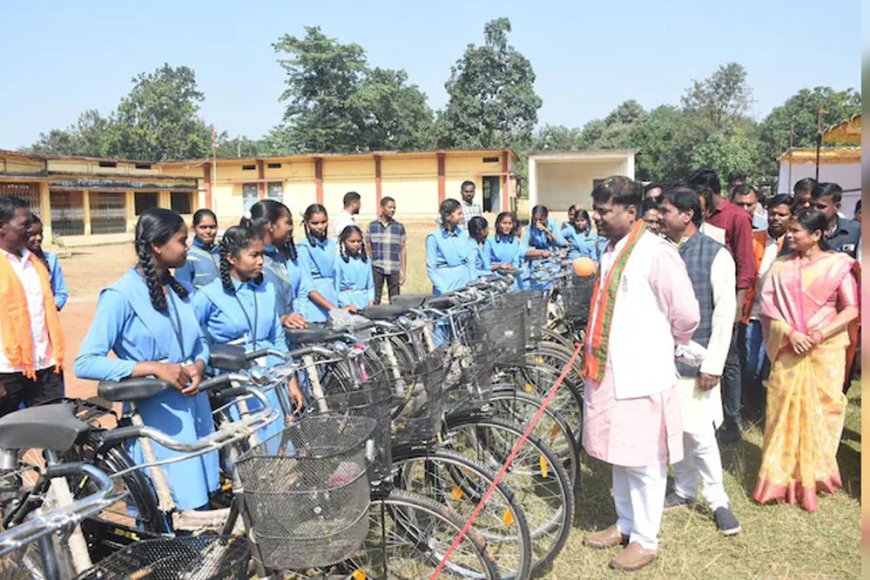 बस्तर : कैबिनेट मिनिस्टर केदार कश्यप ने कहा 12 वीं की टॉपर छात्रा को स्कूटी प्रदान की जाएगी.